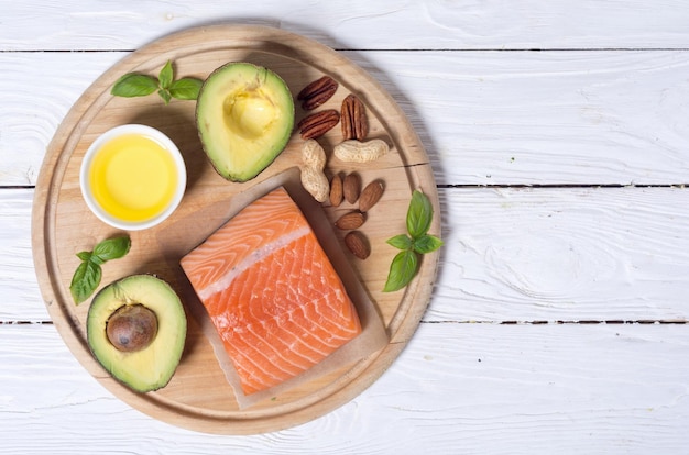 Alimentos saudáveis, vegetais, nozes e salmão Com vitamina ômega 3