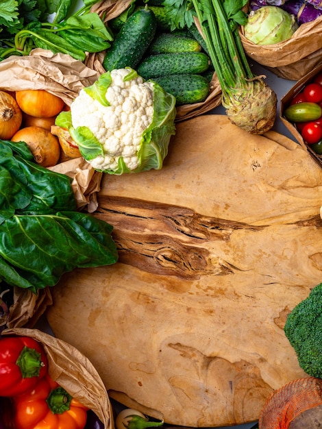 Alimentos sazonais vegetarianos saudáveis cozinhando plano de fundo Flatlay de legumes de outono e ervas como espaço de cópia de vista superior de espinafre salsa mangold Comer limpo alimentos de dieta alcalina