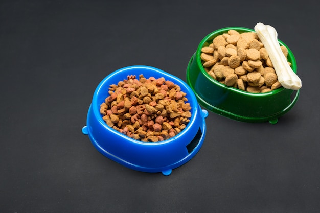 Alimentos secos para cães ou gatos.