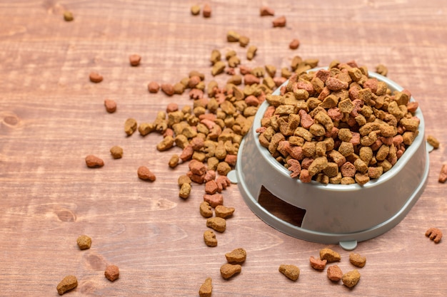 Alimentos secos para perros o gatos.