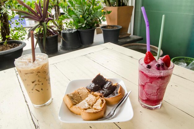 Foto alimentos servidos à mesa