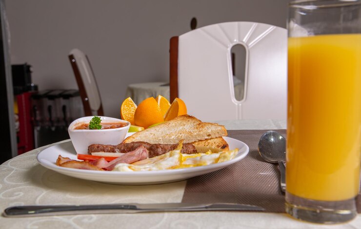 Foto alimentos servidos à mesa