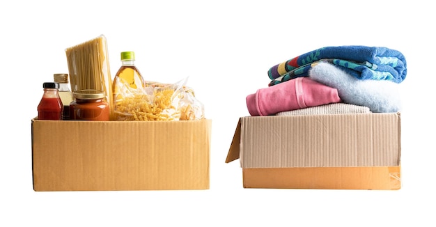Alimentos y telas en caja para almacenamiento y entrega de donaciones