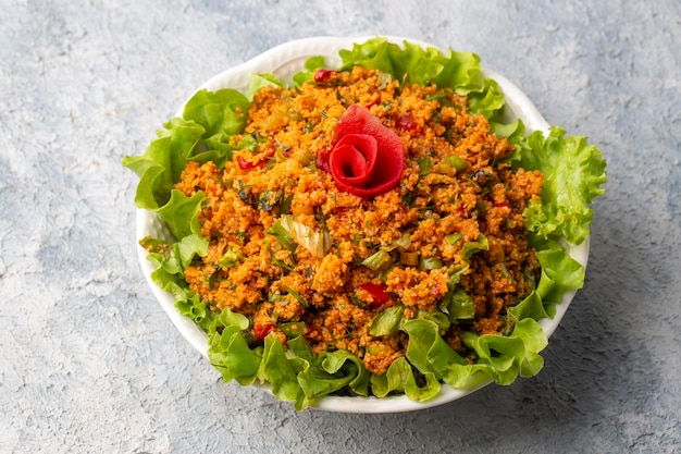 Alimentos tradicionais turcos deliciosos salada de bulgur kisir