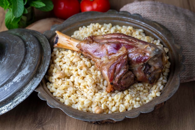 Alimentos turcos pernil de cordeiro tandoori em arroz de trigo bulgur Nome turco bulgur bugday pilavi kuzu incik tandir