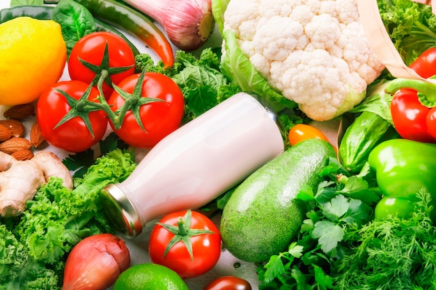 Alimentos veganos saludables verduras y frutas sobre fondo blanco Compras alimentos supermercado comestibles y concepto de alimentación limpia