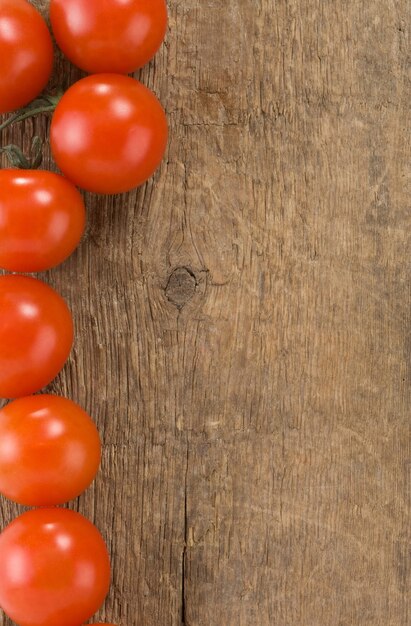 Alimentos vegetales de tomate en mesa de madera