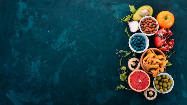 Alimentos Verduras frutas nueces y bayas Alimentos saludables En la mesa de piedra Vista superior Espacio libre para texto