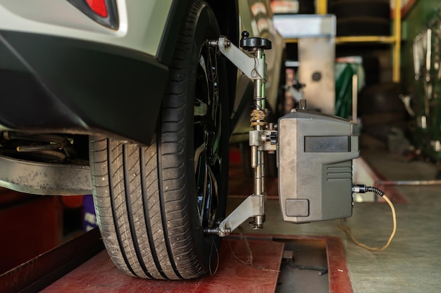 Alineación de ruedas de automóviles en curso en la estación de servicio de reparación de automóviles