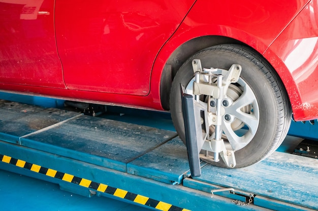 Foto alineación de ruedas de coche en reparación