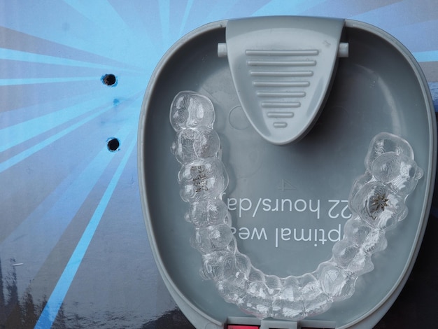 Alinhador de prótese de dentes transparente com caixa Uma maneira de ter um sorriso bonito