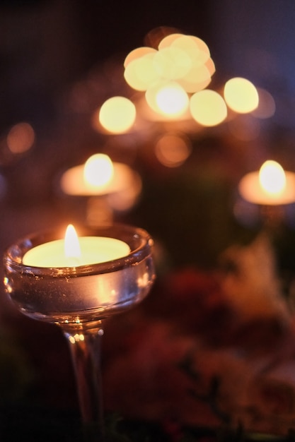 Foto alinhamento de luzes de velas acesas, símbolos de serenidade.