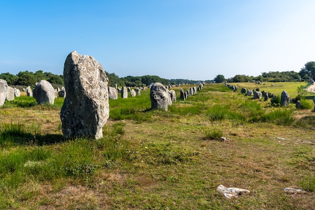 Alinhamentos megalíticos de Carnac na França