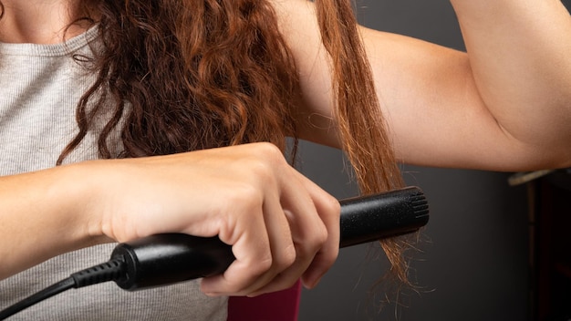 Alisado del cabello con plancha, cuidado del cabello de belleza.