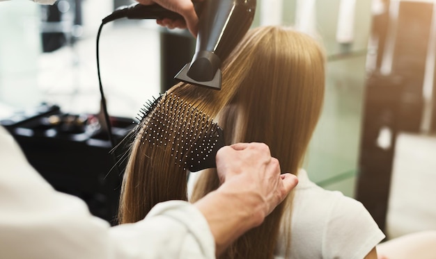 Alisado de cabello profesional en el concepto de salón, belleza y cuidado, espacio de copia