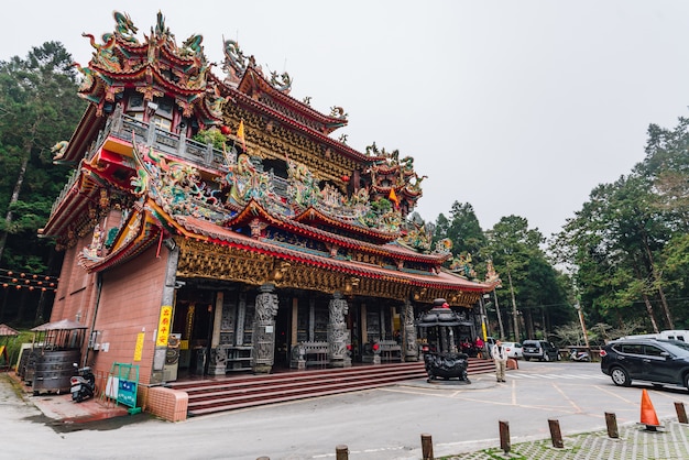 Alishan Shouzhen Tempel: der größte Tempel in Alishan mit Touristen.