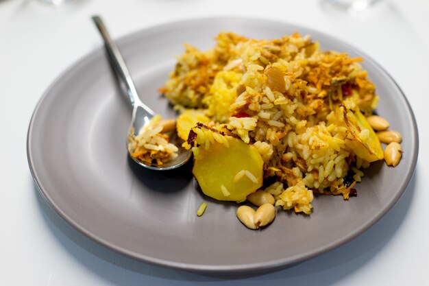 Aliste la comida del iftar en la tabla en casa