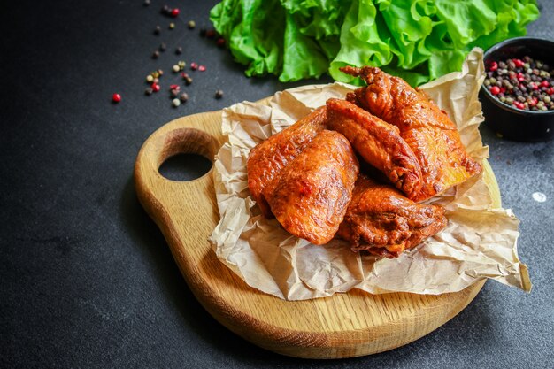 Alitas de pollo ahumadas en una tabla de cortar