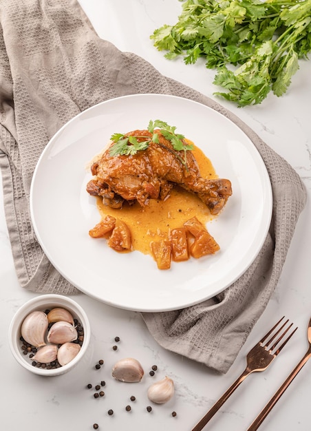 Alitas de pollo asadas en la vista superior de la placa blanca