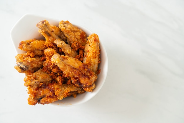 Foto alitas de pollo asado frito en un tazón blanco