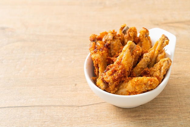 Alitas de pollo asado frito en un tazón blanco