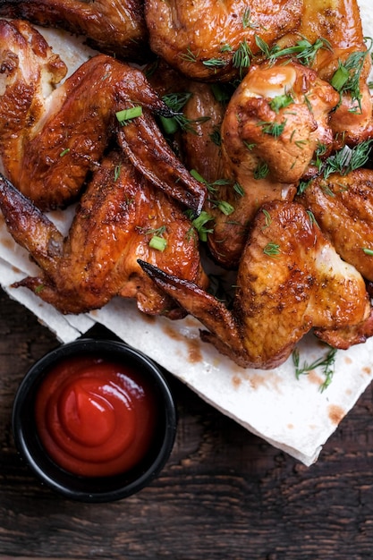 Alitas de pollo a la barbacoa en la mesa Vista superior Primer plano de pollo frito