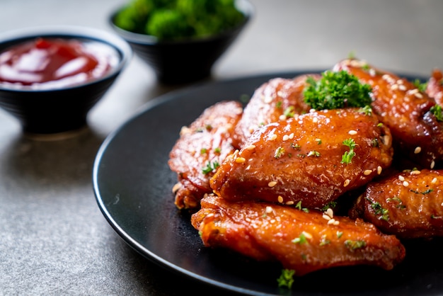 alitas de pollo a la barbacoa con sésamo blanco