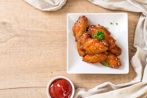 Foto alitas de pollo a la barbacoa con sésamo blanco