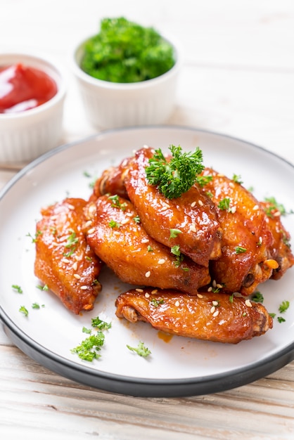 alitas de pollo a la barbacoa con sésamo blanco