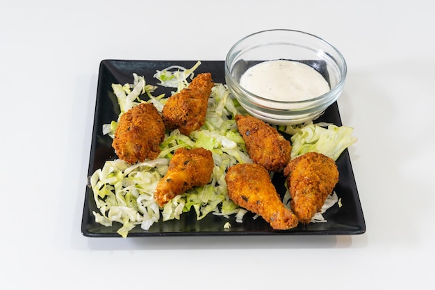 Alitas de pollo de comida árabe y turca tradicional del chef del restaurante Kebab sobre un fondo blanco