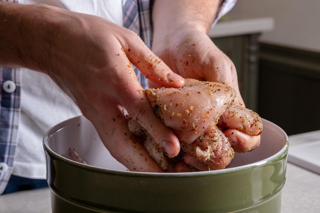 Alitas de pollo crudas en escabeche Pollo crudo con especias Cocinar alitas de pollo