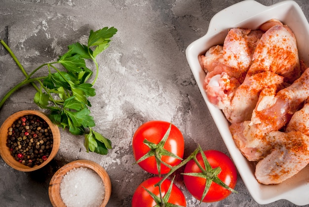 Alitas de pollo crudas en una fuente para horno