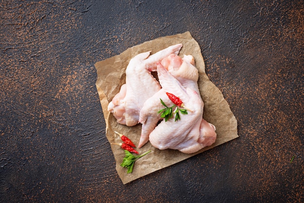 Alitas de pollo crudas en tabla de cortar