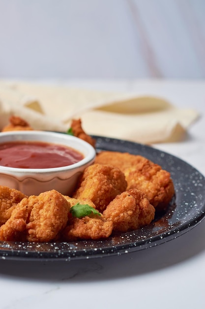 Alitas de pollo deshuesadas mexicanas fritas caseras con ketchup