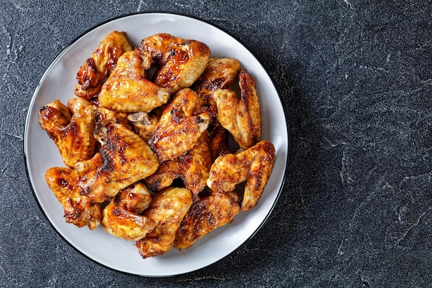 Alitas de pollo fritas crujientes servidas en un plato