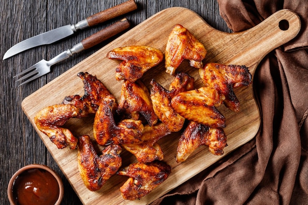 Alitas de pollo fritas crujientes en una tabla de madera