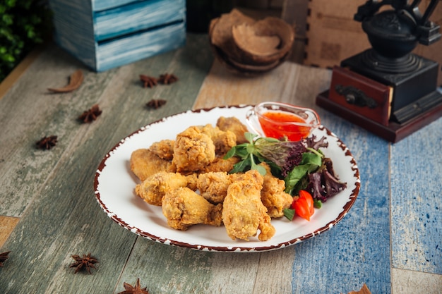 Alitas de pollo fritas crujientes con verduras