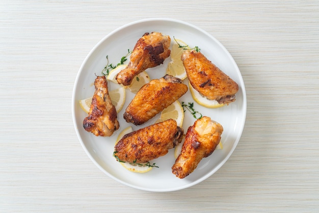 Alitas de pollo fritas con limón y pimienta