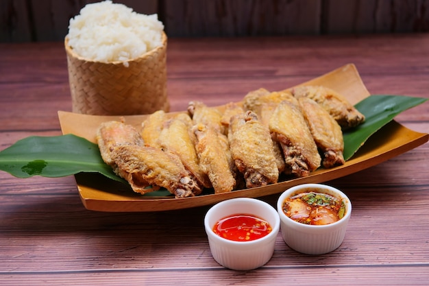 Alitas de pollo fritas con salsa de pescado