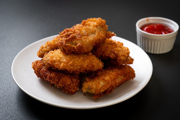 alitas de pollo fritas con salsa de tomate