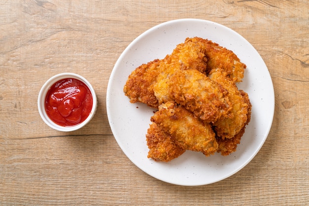 alitas de pollo fritas con salsa de tomate