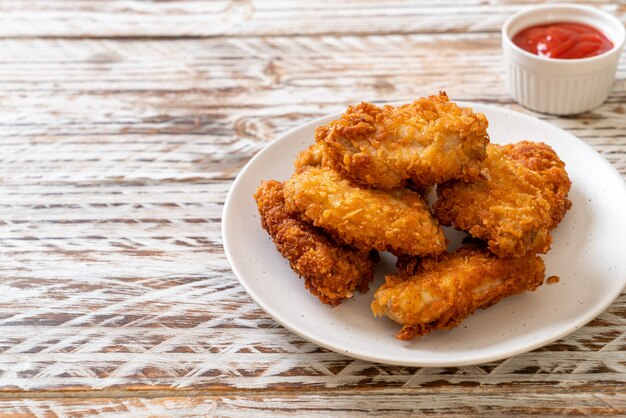 alitas de pollo fritas con salsa de tomate