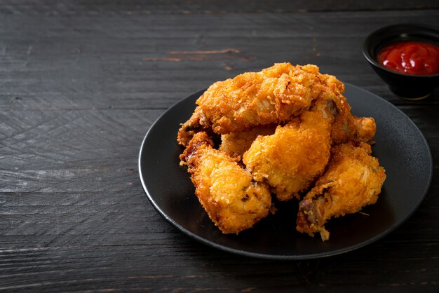 alitas de pollo fritas con salsa de tomate