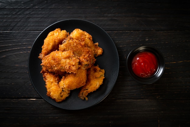 alitas de pollo fritas con salsa de tomate