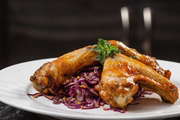 Las alitas de pollo fritas yacen en un plato blanco