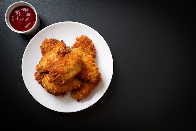 alitas de pollo frito con salsa de tomate