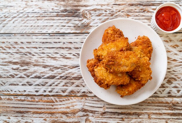 alitas de pollo frito con salsa de tomate