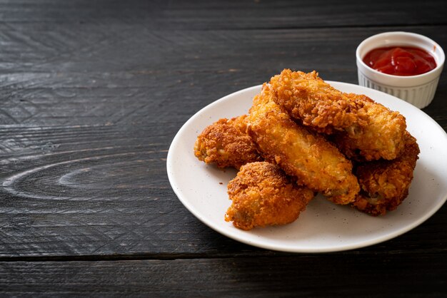 alitas de pollo frito con salsa de tomate