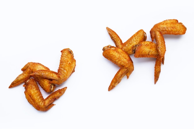 Alitas de pollo frito sobre fondo blanco.