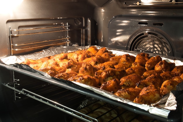 Alitas de pollo horneadas en el horno hasta obtener una corteza crujiente. Pollo BBQ. Concepto de cocina casera.